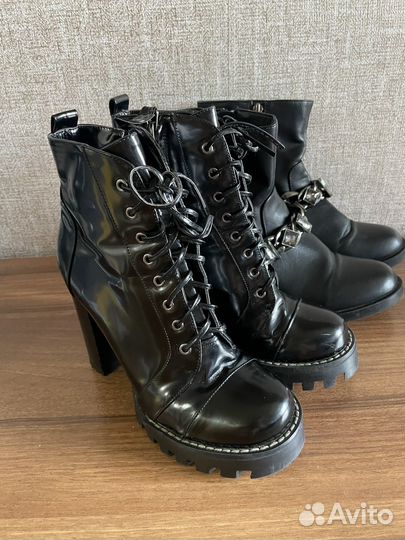 Продам три пары осенних ботинок