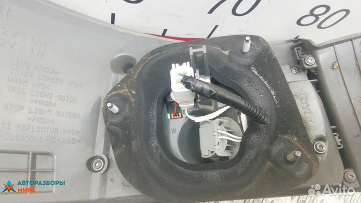 Фонарь задний правый Toyota Avensis