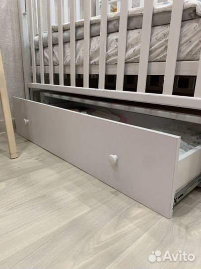 Детская кроватка с маятником