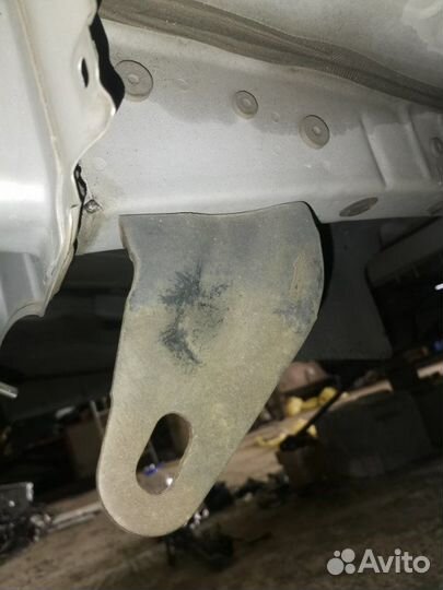 Скоба буксировочная правая Toyota Harrier GSU30W