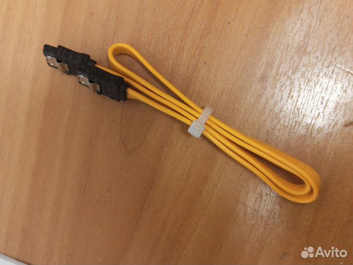 Кабель SATA для компьютера и спикеры