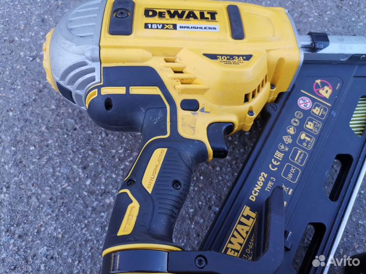 Нейлер Dewalt DCN692