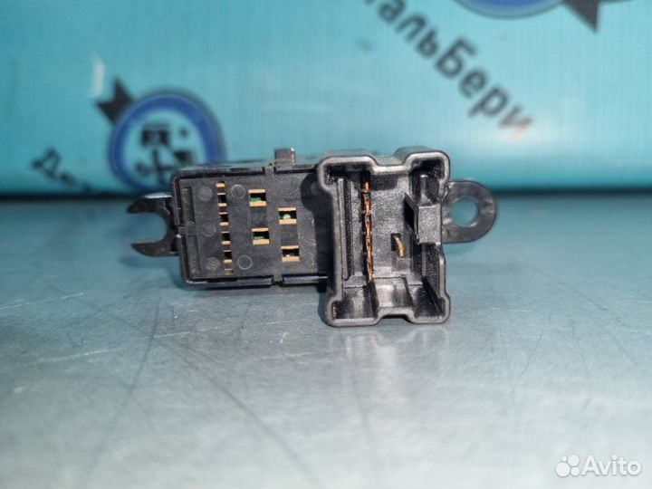 Кнопка стеклоподъемника передняя правая Nissan