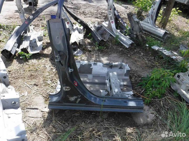 Стойка средняя правая Mazda 3 BK 2006