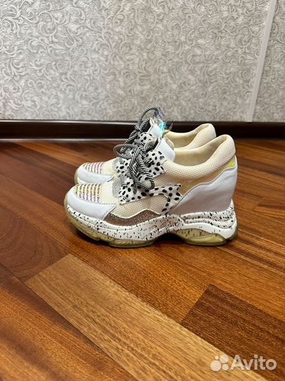 Кроссовки женские