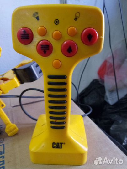 Экскаватор Cat на пульте управления