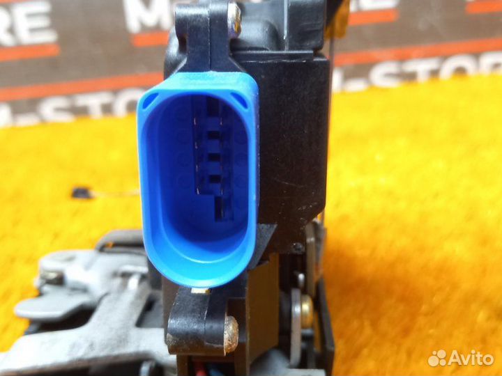 Замок двери передний правый Volkswagen Touareg 7L