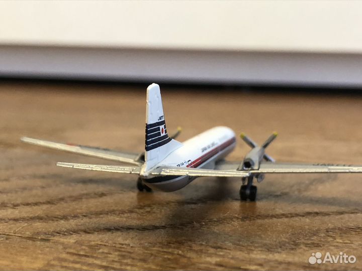 Самолет винтовой japan airlines в старой ливрее