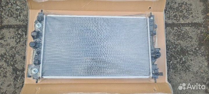 Радиатор охлаждения двигателя Opel Astra J