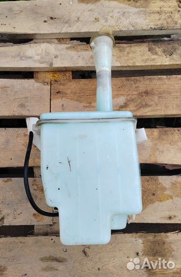 Бачок омывателя Nissan Primera P10