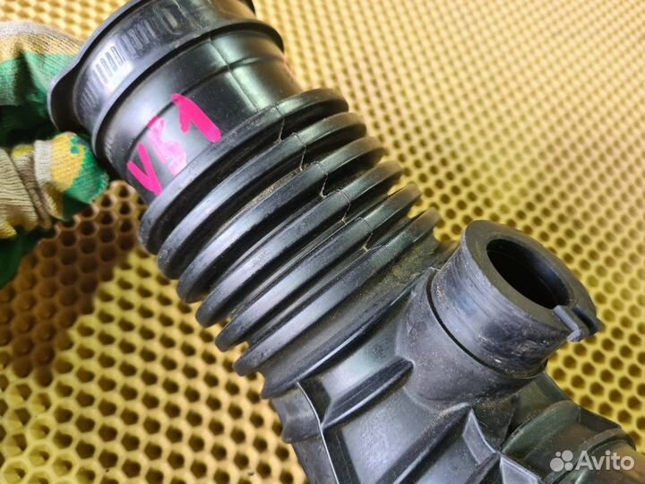 Патрубок воздушного фильтра передний правый