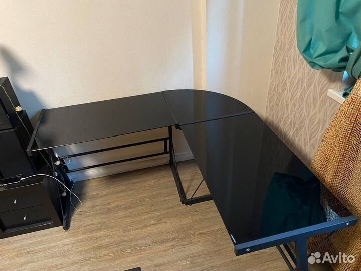 Письменный стеклянный стол