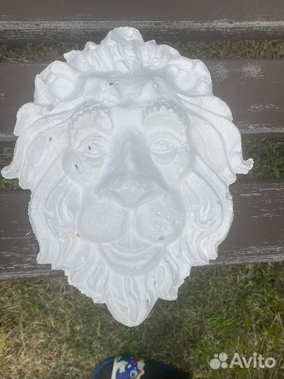 Голова льва из гипса