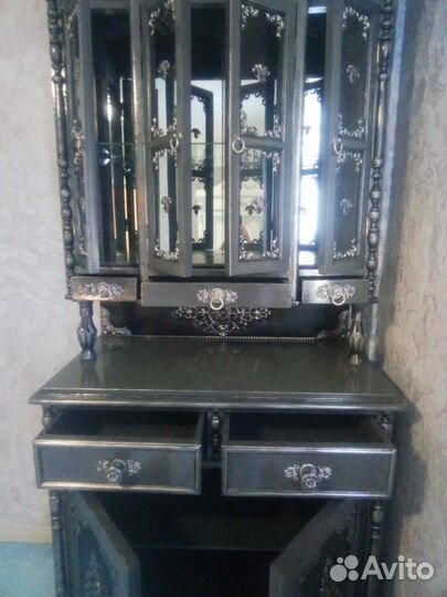 Антикварный посудный шкаф