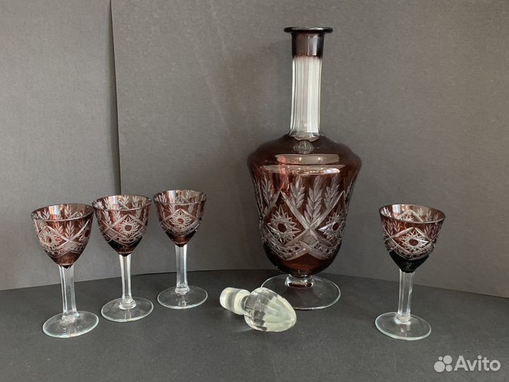 Антикварный графин с рюмками из цветного стекла