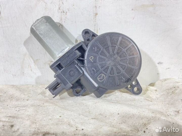 Моторчик стеклоподъемника задний правый Mazda Cx-5