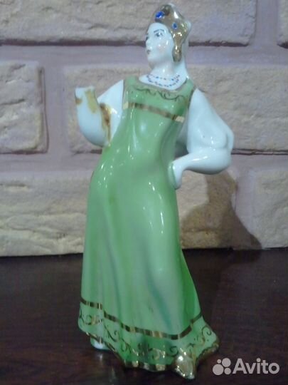 Продаются две фарфоровые статуэтки некондиции