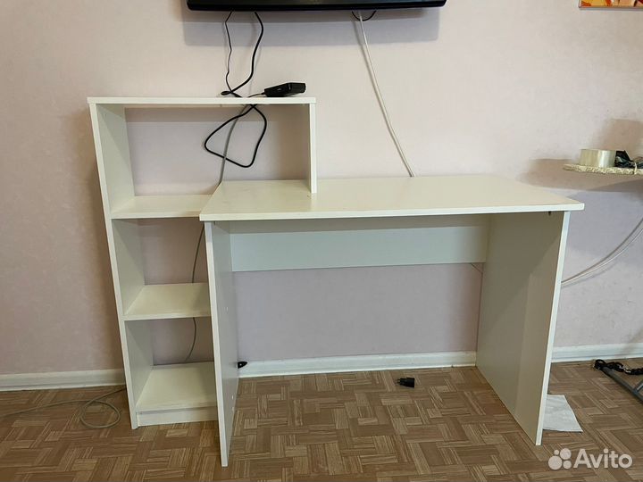 Письменный стол белый