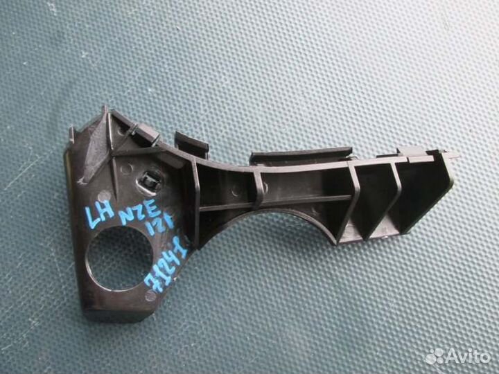 Крепление бампера переднее левое Toyota Corolla