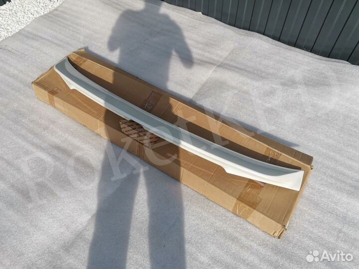 Спойлер под стекло Nissan Patrol Y62 Белый