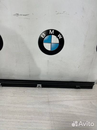 Уплотнитель стекла двери задний левый Bmw X5