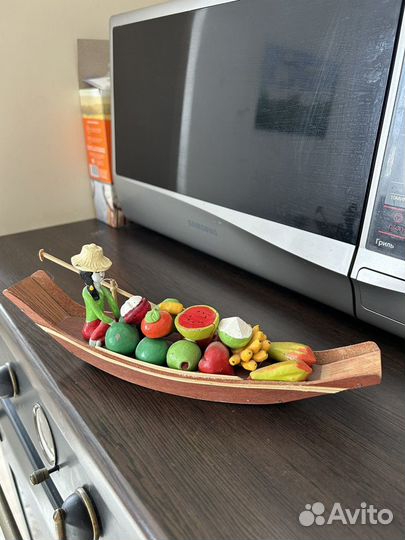 Сувенир лодка с фруктами из Таиланда