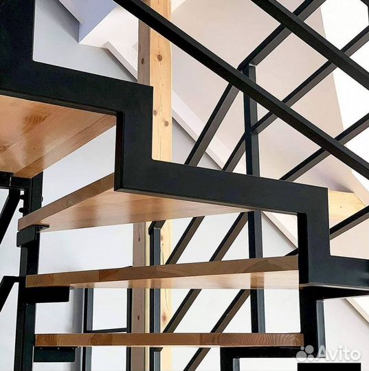Изготовление лестниц / Лестницы на ломаном косоуре