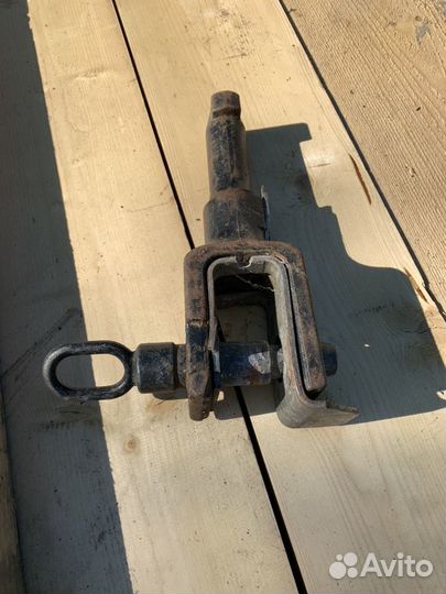 Крюк буксировочный