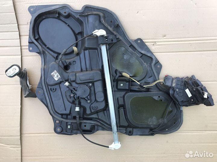 Mazda 3 BK12 стеклоподъемник двери задний правый