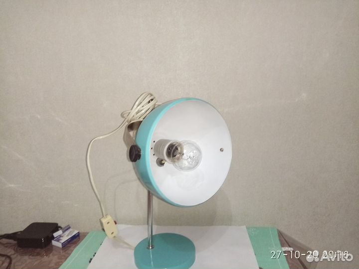 Лампа настольная с металлическим корпусом