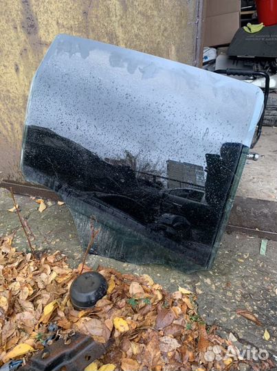 Заднее правое стекло Nissan Terrano D10