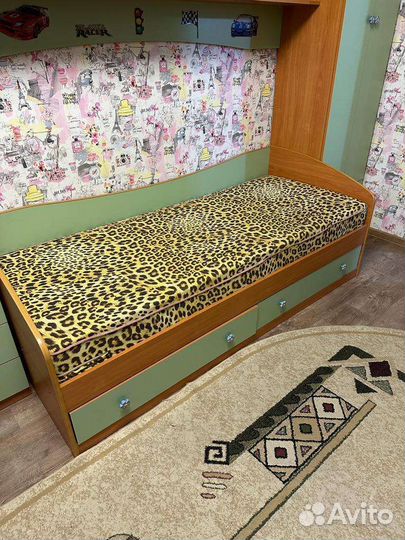 Детская кровать (гарнитур), шкаф, стеллаж