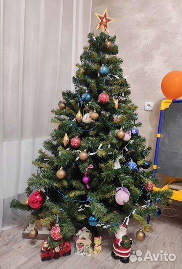 Елка искусственная с украшениями