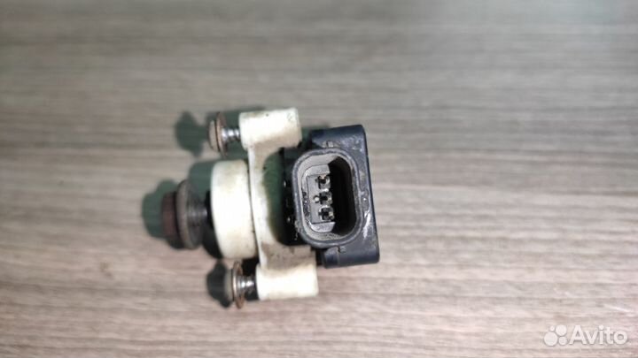 Датчик положения высоты Задний левый Lexus LX570