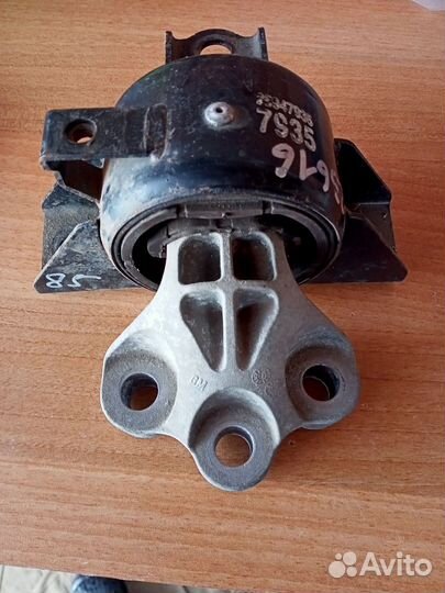 Подушка крепления левая на Опель Мокка