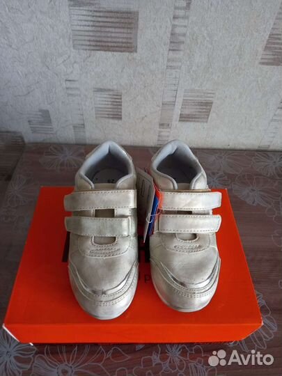 Кроссовки для девочки 29 размер новые