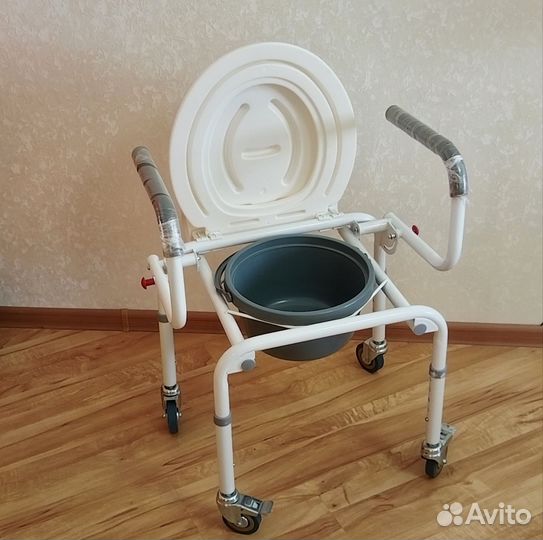 Стул-кресло санитарный на 4-х колёсах FS813