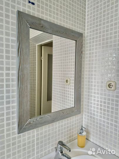 Зеркало настенное в раме натуральное дерево