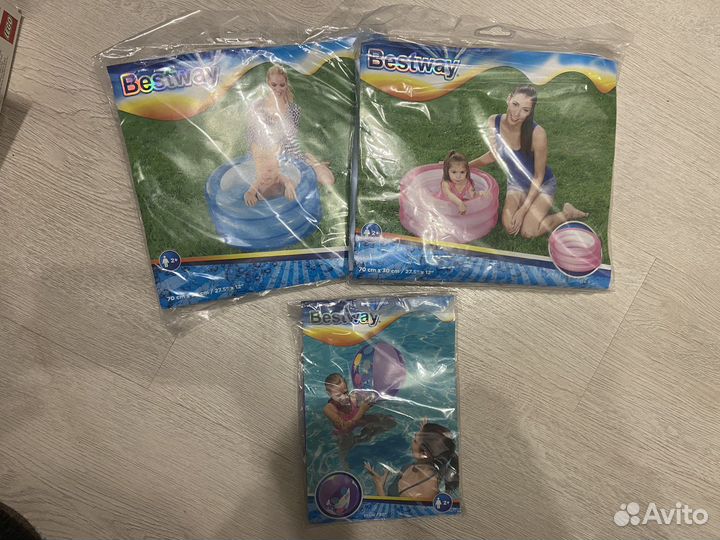 Детский бассейн и мяч