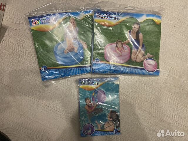 Детский бассейн и мяч