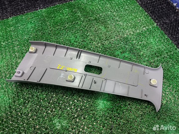 Обшивка стойки средней верхняя правая Mitsubishi L