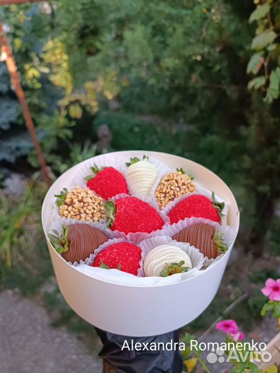 Клубника в шоколаде, клубника в коробке, букеты