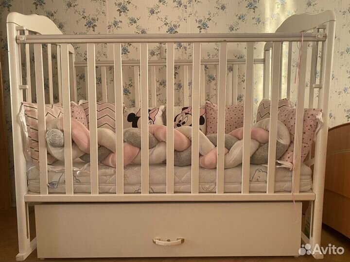 Детская кроватка с матрасом и бортиками