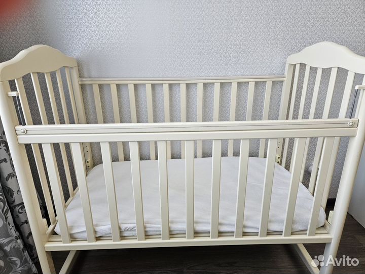 Детская кровать на колёсах