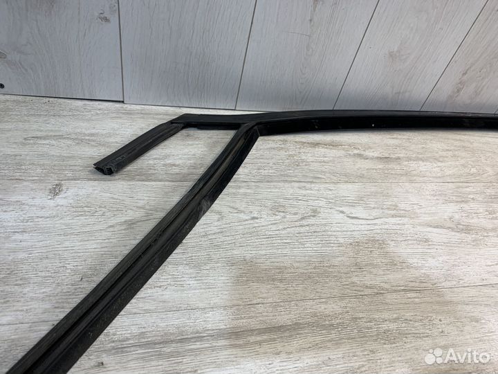 Уплотнитель стекла передней левой двери Ford Focus