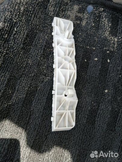 Крепление бампера переднее левое Nissan Cube Z12