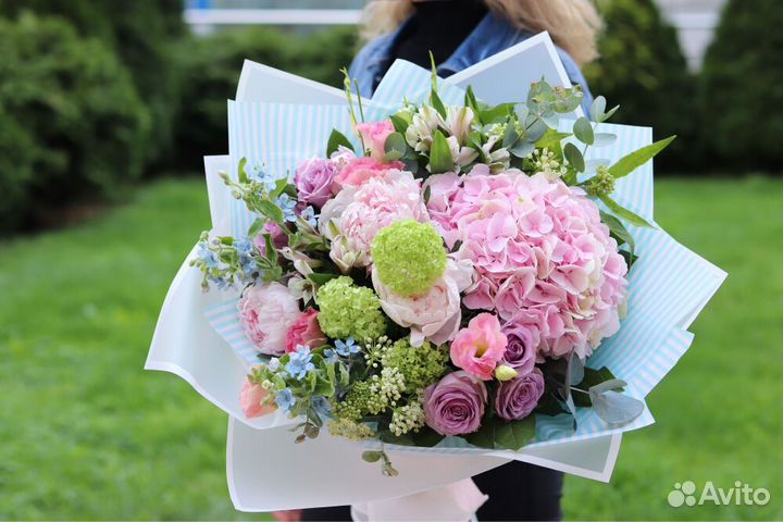 Яркие букеты с гортензией, розами и зеленью