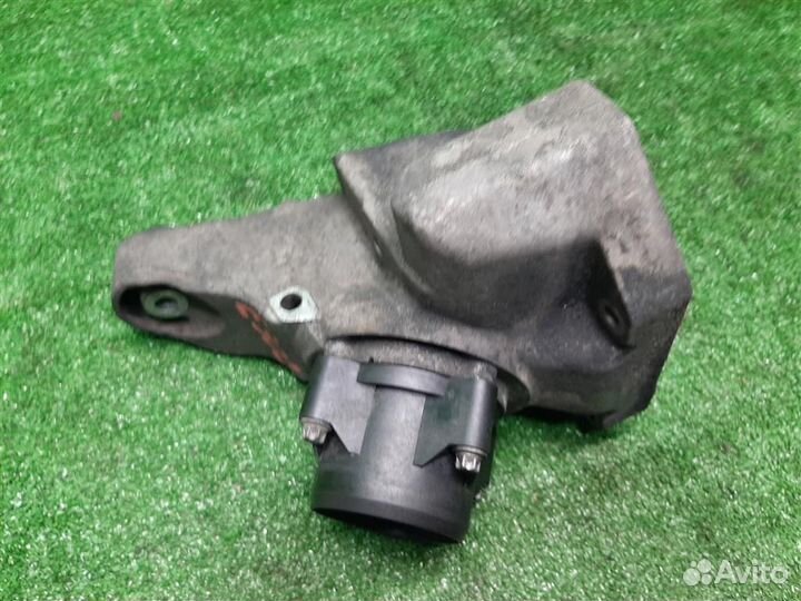 Кронштейн опоры двс левой Mercedes Benz C-Class W