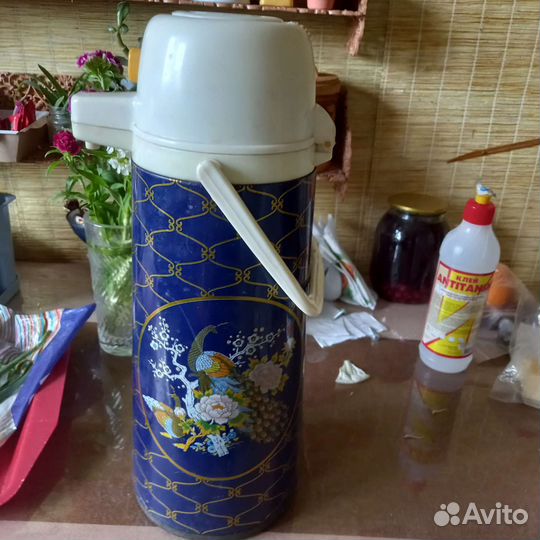 Термос с кнопкой для подачи воды