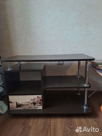 Тумба под телевизор и книги